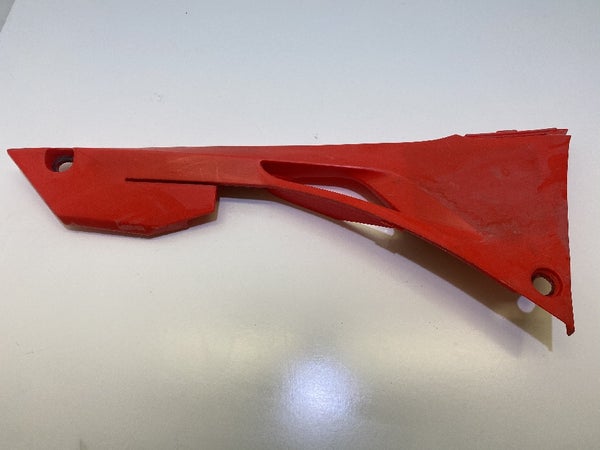 Sivukate oikea taka (HONDA CRF450R 2019)  17231-MKE-A00ZA